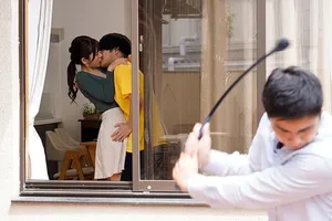 Em ngồi học vẽ