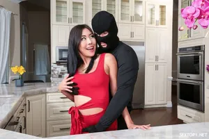 FLAV-315 Cô gái thỏ quyến rũ và dâm đãng là một con đĩ thích ăn thịt và thích tự ngược đãi bản thân