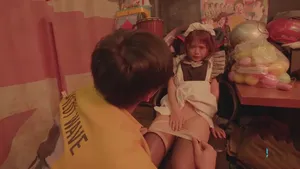 Bất lực nằm dưới gầm giường nghe tiếng cô vợ rên với đàn em thân tín