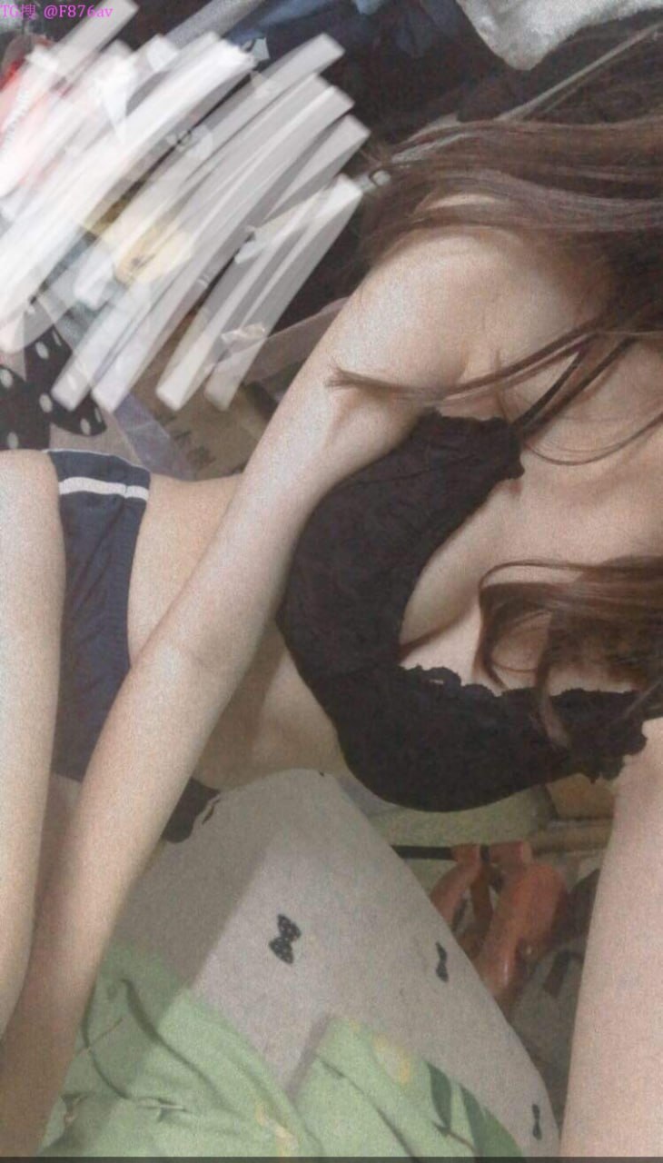 Xin lỗi bố, nhưng bố tái hôn với má kế trẻ thế này con không chịu được