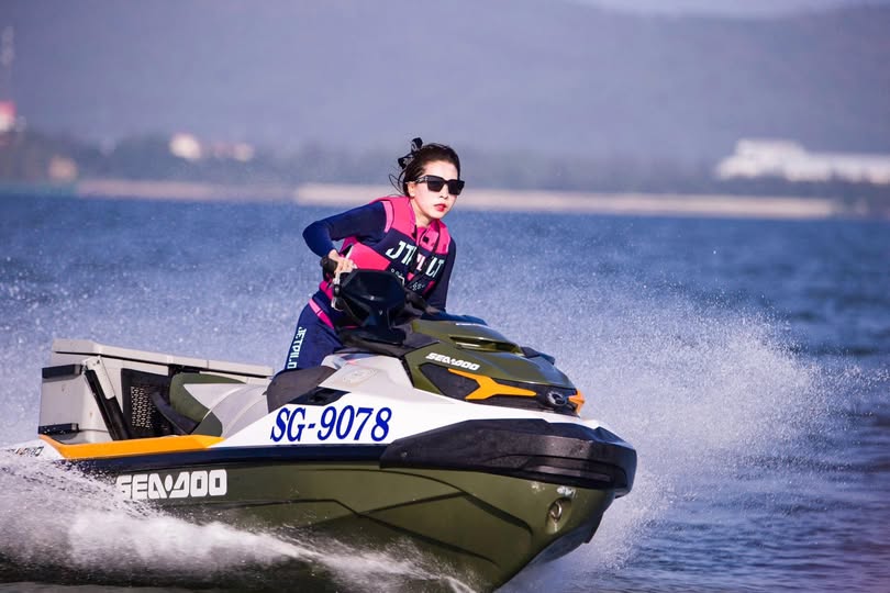 Buồn gã chồng chỉ lo công việc, người vợ địt nhau với đồng nghiệp trẻ