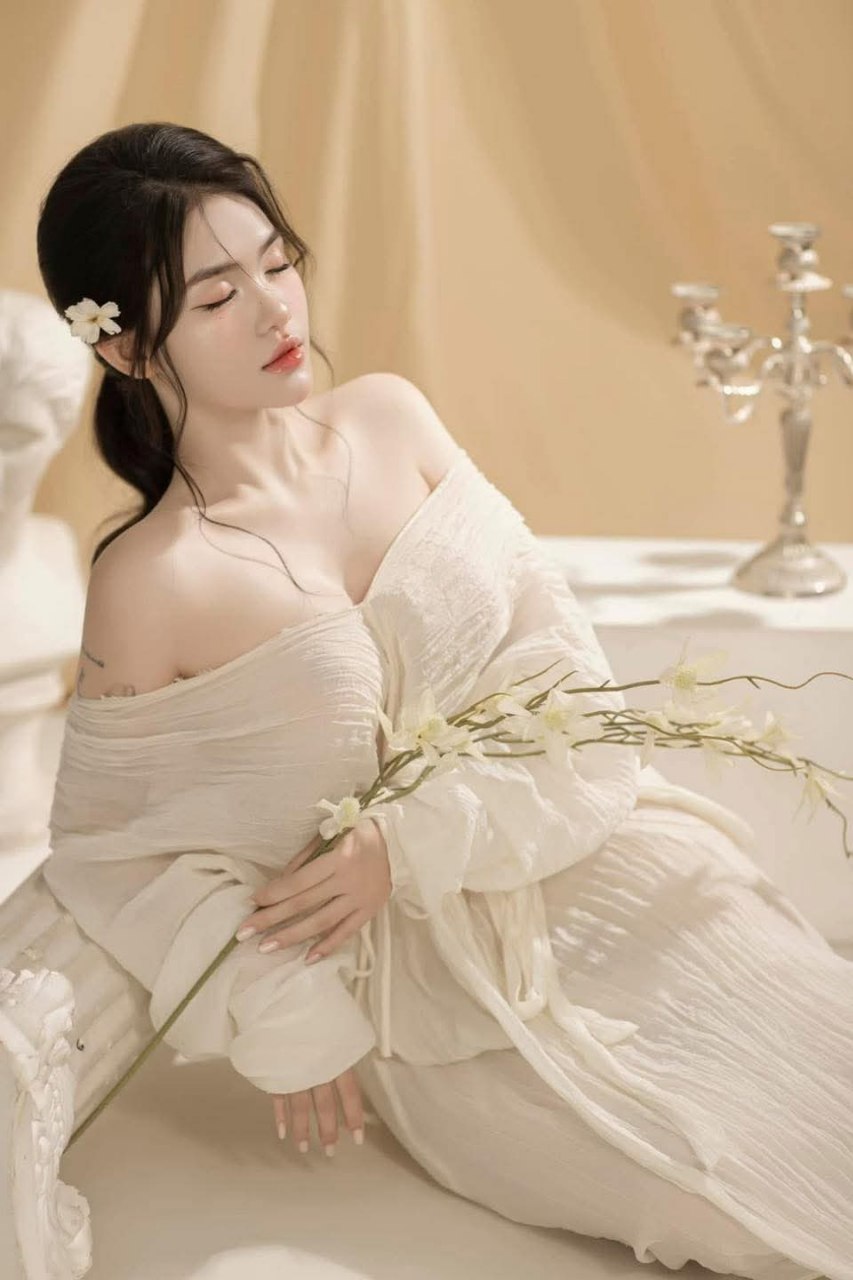 Anh trai lợi dụng chén cô em họ say xỉn thất tình